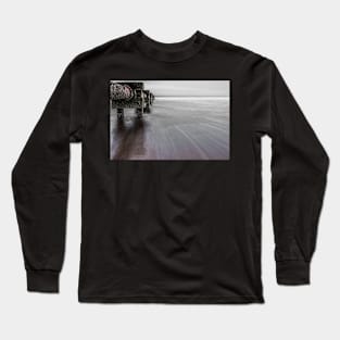 Blyth beach and a pipe simples Long Sleeve T-Shirt